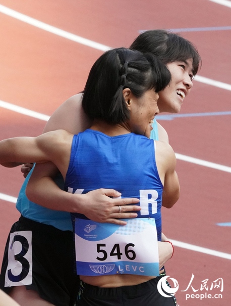 10月23日，杭州亞殘運(yùn)會(huì)田徑女子200米T36級(jí)比賽結(jié)束后，中國(guó)體育代表團(tuán)選手史逸婷(后)與韓國(guó)選手全珉彩相擁慶祝。人民網(wǎng)記者 胡雪蓉?cái)z