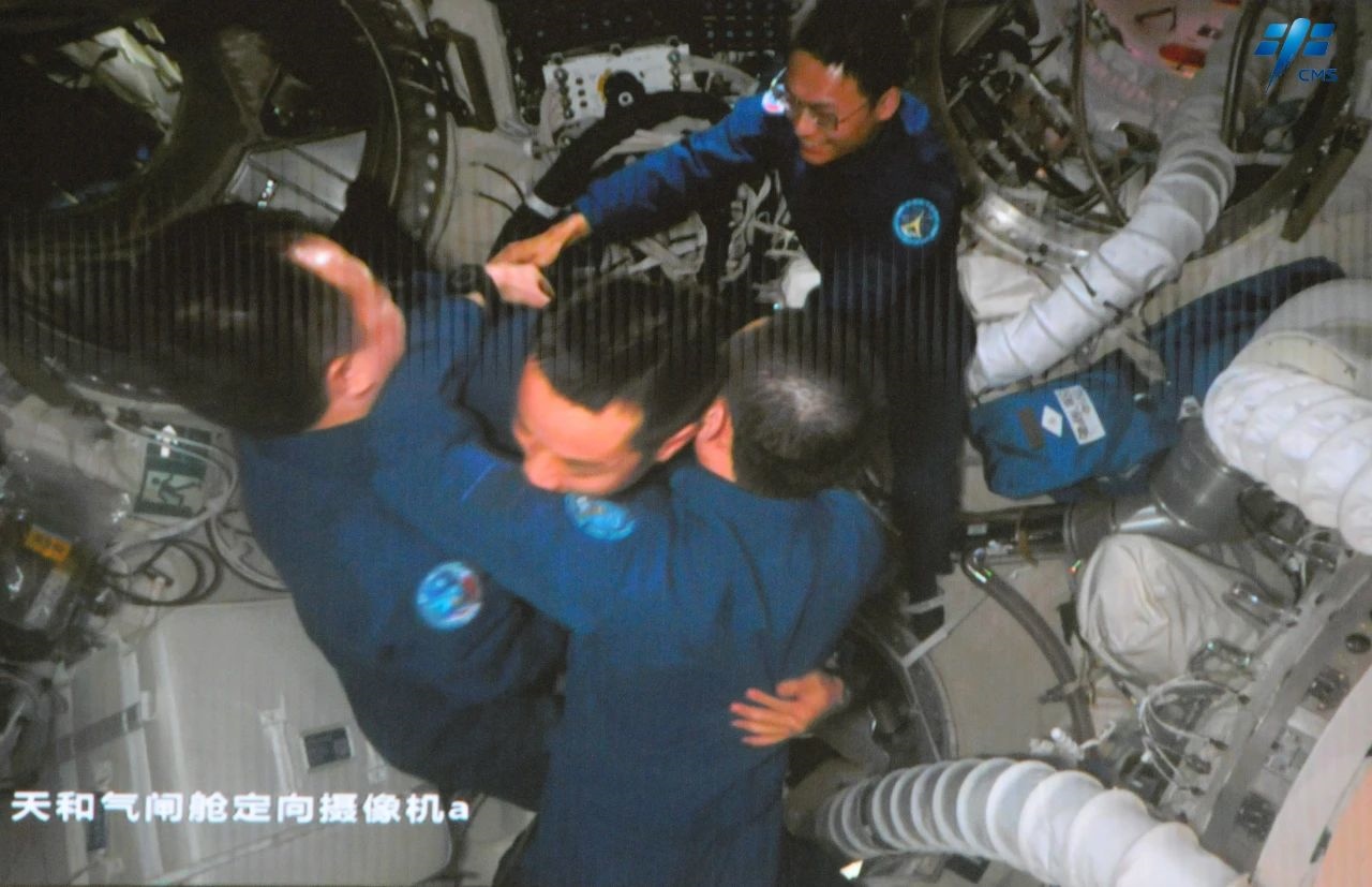 神舟十七號航天員乘組順利進(jìn)入空間站。中國載人航天工程辦公室供圖