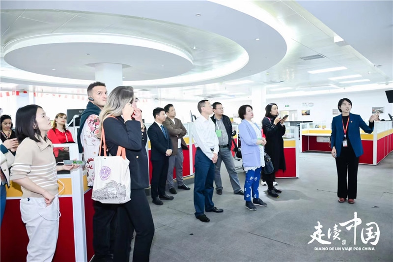 媒體記者參觀天津航空運營控制中心。主辦方供圖。