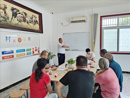 泉塘村17組議事會(huì)正在討論土地整理事項(xiàng)。湖南省司法廳供圖