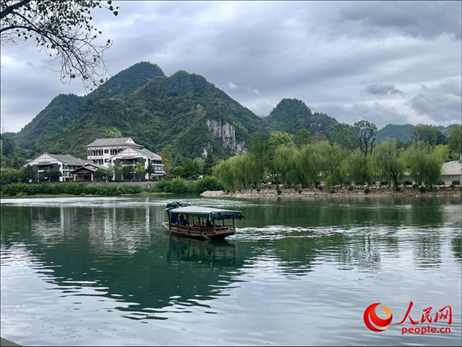 秋日的邊城鎮(zhèn)，青山滴翠、碧水含情。人民網(wǎng) 周靜圓攝
