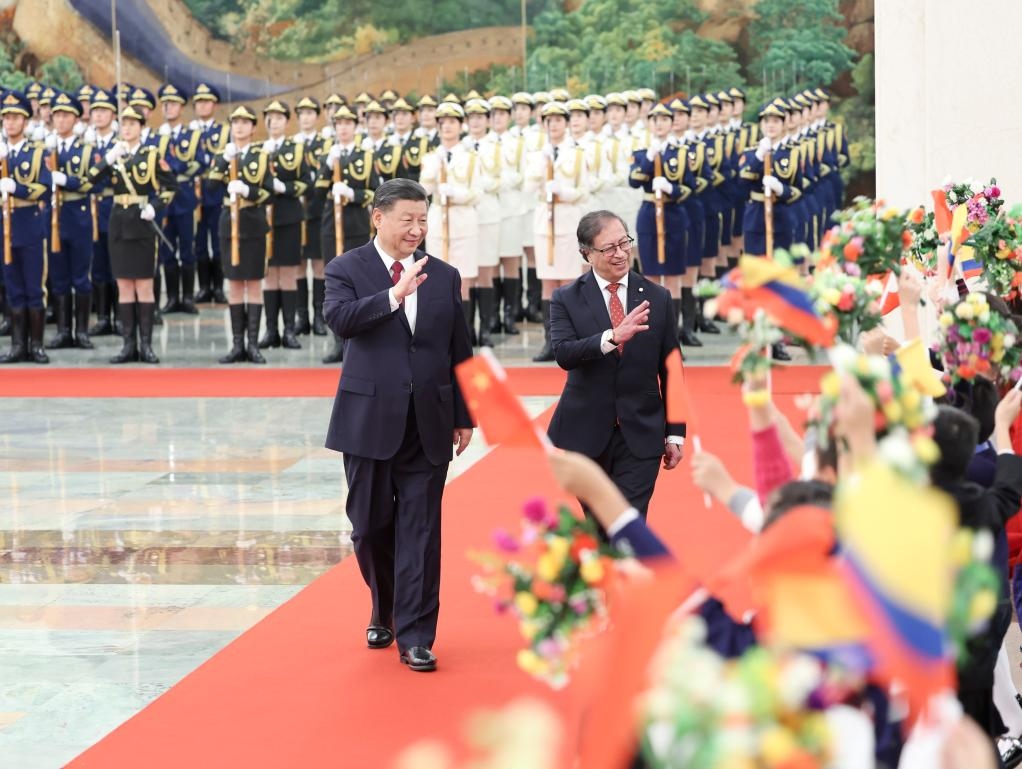 10月25日下午，國家主席習(xí)近平在北京人民大會(huì)堂同來華進(jìn)行國事訪問的哥倫比亞總統(tǒng)佩特羅舉行會(huì)談。這是會(huì)談前，習(xí)近平在人民大會(huì)堂北大廳為佩特羅舉行歡迎儀式。