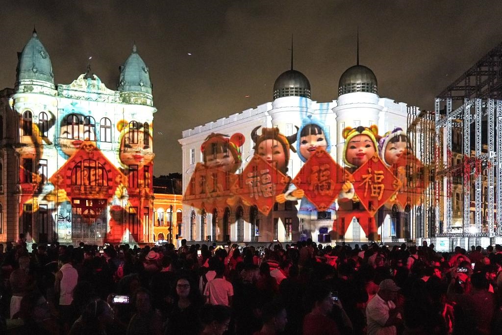 1月19日，在巴西累西腓市舉行的中國春節(jié)慶祝活動(dòng)上，大型燈光秀點(diǎn)亮夜空。