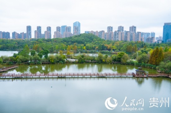 秋日時(shí)節(jié)，觀山湖公園景色美不勝收。人民網(wǎng) 陽(yáng)茜攝