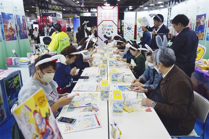 日本國際旅游博覽會中國展館北京非遺兔兒爺填色體驗工作坊。圖片由中國駐東京旅游辦事處提供