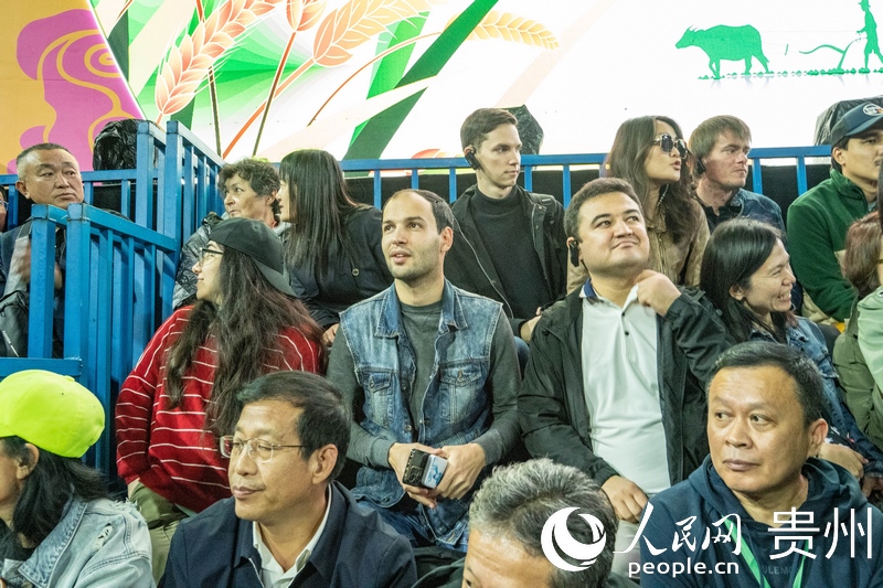 “村BA”決賽現(xiàn)場，看臺座無虛席。人民網(wǎng) 陽茜攝