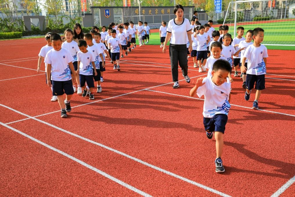 2023年9月，雄安史家胡同小學(xué)的學(xué)生們?cè)诓賵?chǎng)上活動(dòng)。新華社記者張鋮 攝