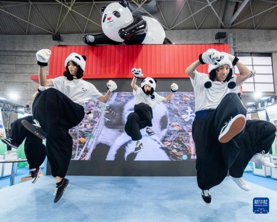  10月29日，街舞隊(duì)在日本大阪國際會(huì)展中心中國館表演街舞。新華社發(fā)（中國駐大阪旅游辦事處供圖）