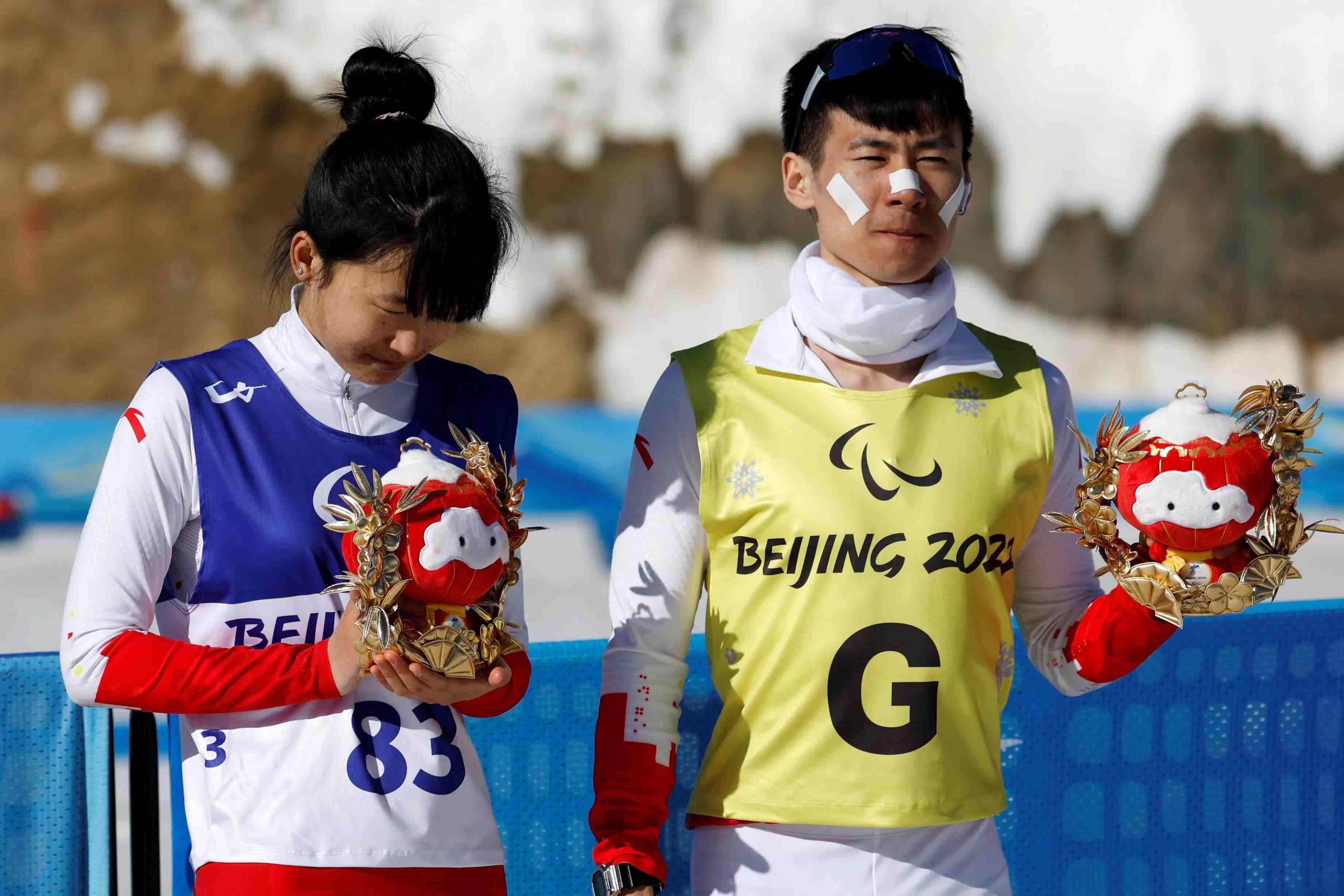△2022年3月8日，在2022冬殘奧會(huì)殘奧冬季兩項(xiàng)女子中距離（視障）比賽中，中國選手王躍（左）獲季軍。