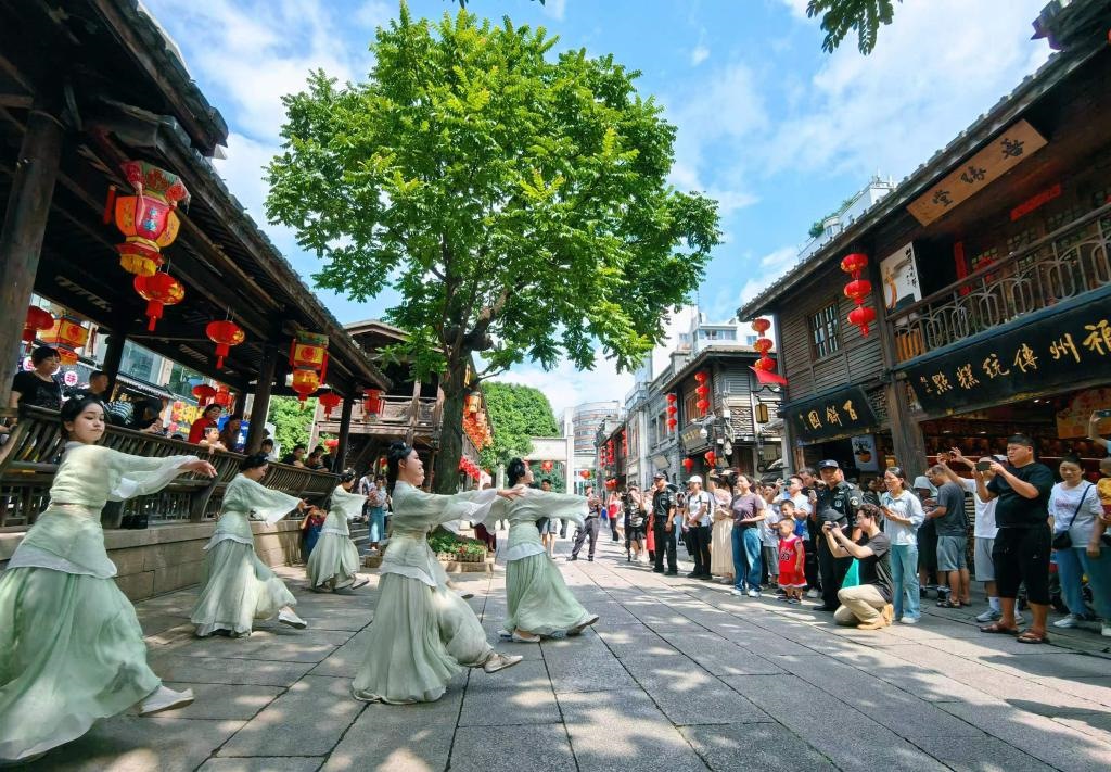 國(guó)慶節(jié)期間，福州市三坊七巷歷史文化街區(qū)上演《尋夢(mèng)閩都》快閃。新華社發(fā)