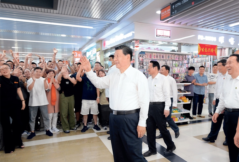 2023年9月20日至21日，中共中央總書記、國家主席、中央軍委主席習(xí)近平在浙江考察。這是20日上午，習(xí)近平在義烏國際商貿(mào)城考察時(shí)，同商戶親切交流。 新華社記者 李學(xué)仁/攝