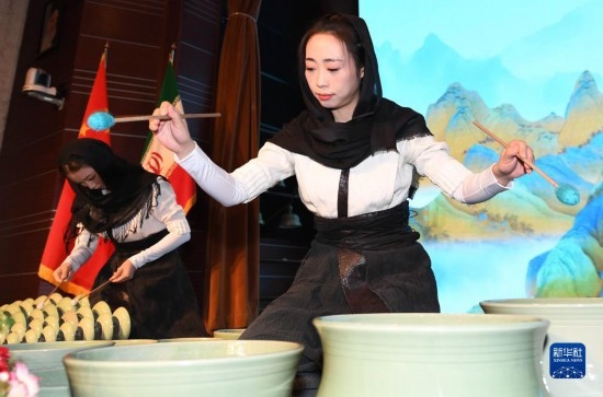 10月30日，演員在伊朗德黑蘭伊朗國(guó)家藝術(shù)科學(xué)院舉行的“青風(fēng)海上來(lái)”浙江青瓷巡禮開(kāi)幕式暨“萬(wàn)象中國(guó)·天下寧波”寧波文旅推介會(huì)開(kāi)幕式上表演。新華社記者 沙達(dá)提 攝