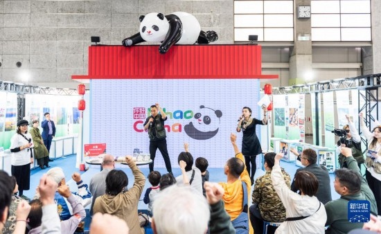  10月29日，游客在日本大阪國際會(huì)展中心中國館參與中國旅游知識(shí)問答活動(dòng)。新華社發(fā)（中國駐大阪旅游辦事處供圖）