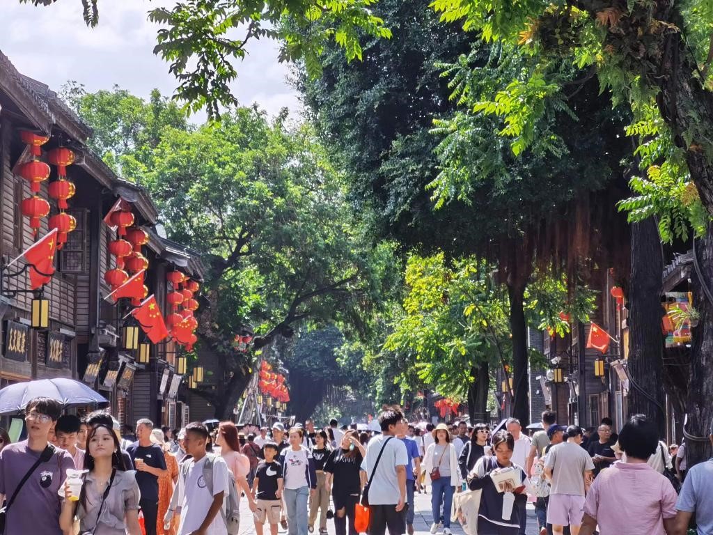 國(guó)慶節(jié)期間，三坊七巷歷史文化街區(qū)游人如織。新華社發(fā)