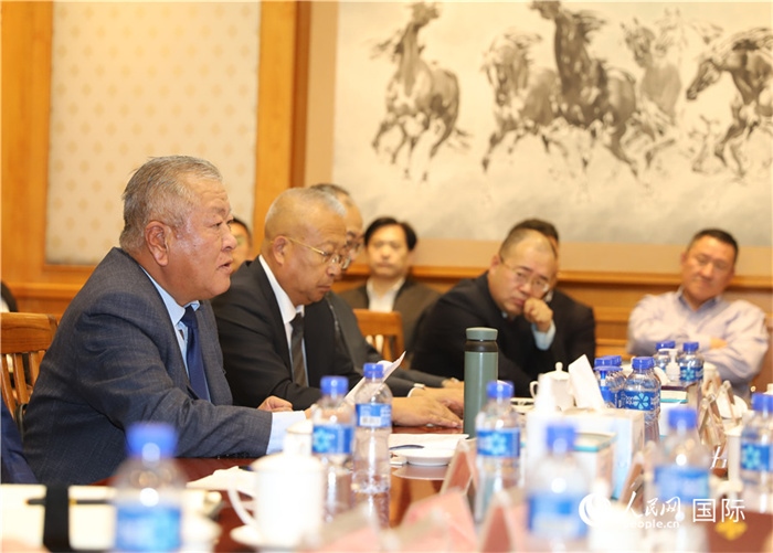 2.2023年10月30日，張義波（左一）會(huì)長(zhǎng)匯報(bào)商會(huì)工作情況。人民網(wǎng)記者 霍文攝