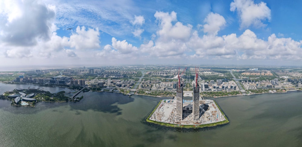 2022年9月4日，在服貿(mào)會(huì)首鋼園區(qū)金融服務(wù)專(zhuān)題展上，參觀(guān)者在中國(guó)民生銀行展臺(tái)咨詢(xún)金融業(yè)務(wù)。新華社記者 金皓原 攝
