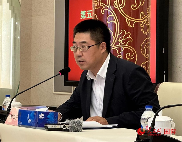 10月31日，歐美同學會副秘書長滕劍峰在第五屆中法文化論壇媒體吹風會上講話。（人民網(wǎng) 謝瑩攝）