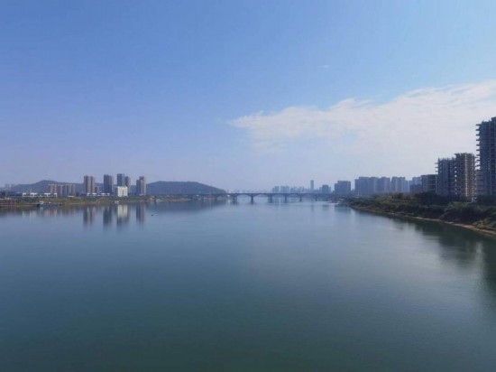 10月24日，在清水塘大橋景觀通道上拍攝的湘江景色。本報記者 常雯宜攝