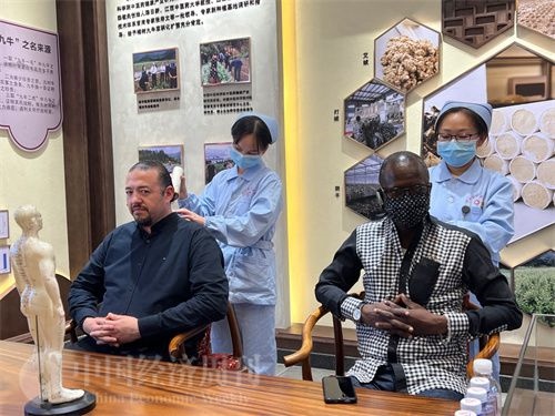  （外媒記者爭先恐后體驗艾灸，直呼神奇。中國經(jīng)濟周刊記者 郭志強 攝）