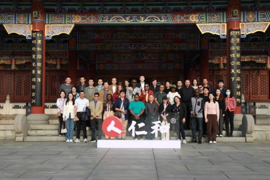 2023“一帶一路”媒體合作論壇聯(lián)合采訪團(tuán)參觀仁和集團(tuán)。（受訪者供圖）
