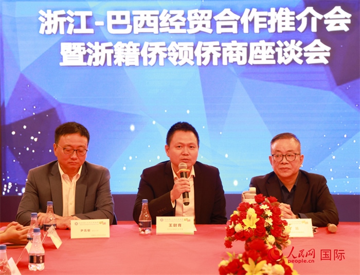 中國駐里約代總領(lǐng)事王尉育（中）在活動中致辭。人民網(wǎng)記者 陳海琪攝
