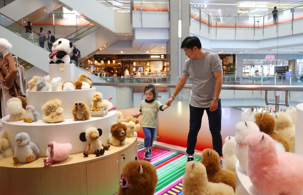 2023年11月2日，顧客在溫暖駝品牌專柜內選購。連續(xù)六年參加進博會的秘魯羊駝制品品牌溫暖駝在上海市中心商場開設了專柜。新華社記者 方喆 攝