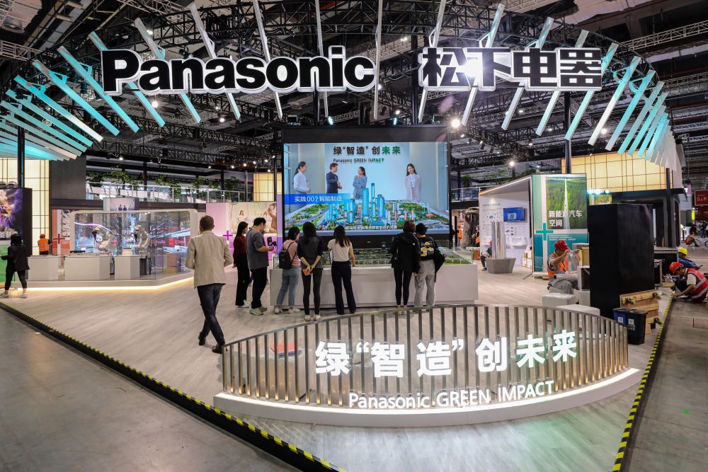 2023年11月2日，工作人員在進博會松下電器展位做準備工作。新華社記者 辛夢晨 攝