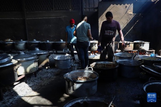 11月3日，在加沙地帶南部城市拉法，人們在煤氣中斷后用柴火做飯。新華社發(fā)（里澤克·阿卜杜勒賈瓦德攝）