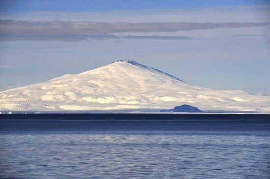 羅斯海沿岸的火山。新華社記者 張建松 攝