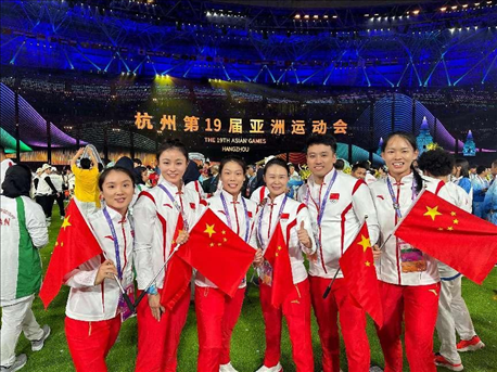 杭州亞運(yùn)會(huì)閉幕式上，教練李紅（右三）和隊(duì)員們合影（左二為龔莉）。受訪者供圖