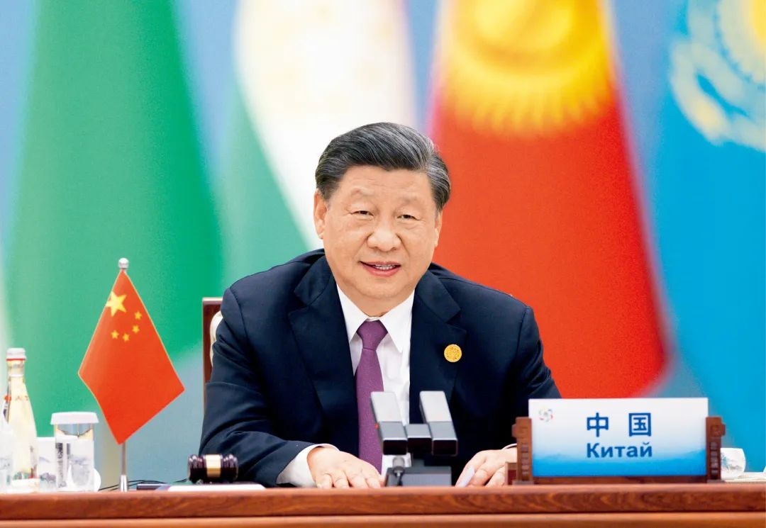 2023年5月19日上午，國(guó)家主席習(xí)近平在陜西省西安市主持首屆中國(guó)—中亞峰會(huì)并發(fā)表題為《攜手建設(shè)守望相助、共同發(fā)展、普遍安全、世代友好的中國(guó)—中亞命運(yùn)共同體》的主旨講話。圖/ 新華社記者 黃敬文 攝
