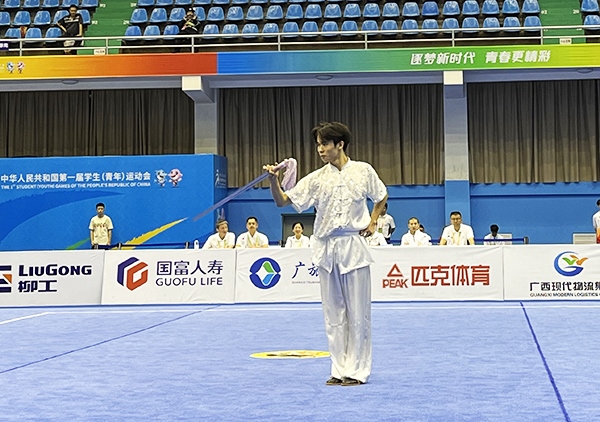 11月6日，第一屆全國學(xué)生（青年）運(yùn)動會武術(shù)套路（大學(xué)組）男子自選劍術(shù)比賽中。人民網(wǎng)記者 歐興榮攝