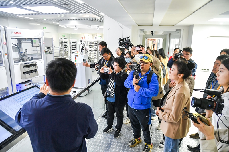 2023年10月16日，第三屆“一帶一路”國際合作高峰論壇新聞中心組織中外記者采訪。記者在中德大廈內(nèi)的博世未來工廠展區(qū)參觀，了解其高質(zhì)量創(chuàng)新發(fā)展成果。
