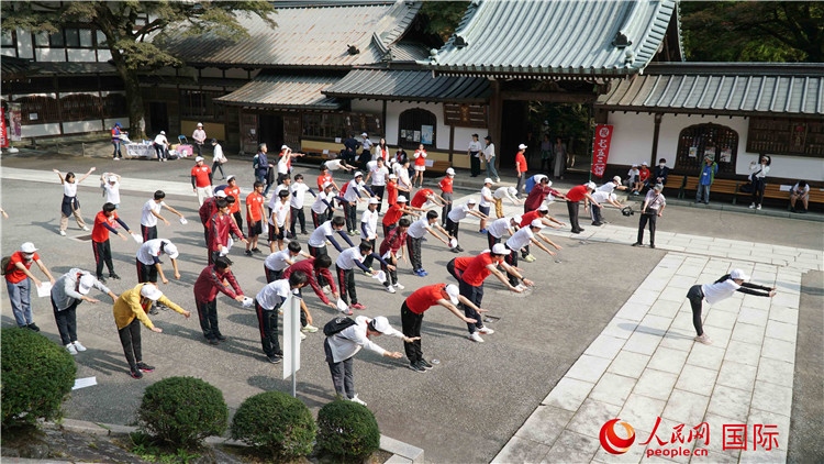 開(kāi)跑前，中日青少年一起做熱身運(yùn)動(dòng)。人民網(wǎng) 蔣曉辰攝