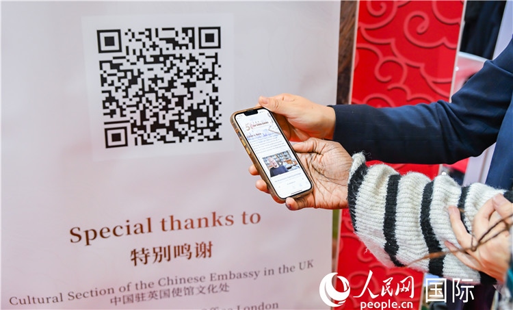 觀眾掃碼《我們的中國(guó)故事》系列視頻。人民網(wǎng) 郭錦標(biāo)攝