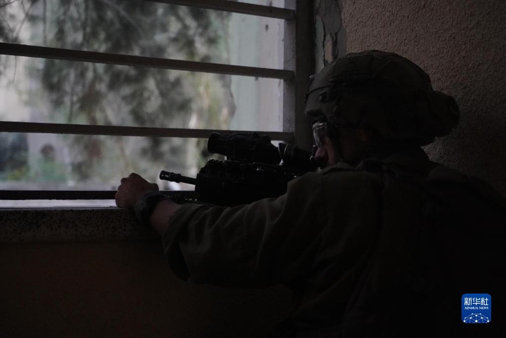 這張以色列國防軍11月9日發(fā)布的照片顯示，以軍地面部隊在加沙城進行軍事行動。新華社發(fā)