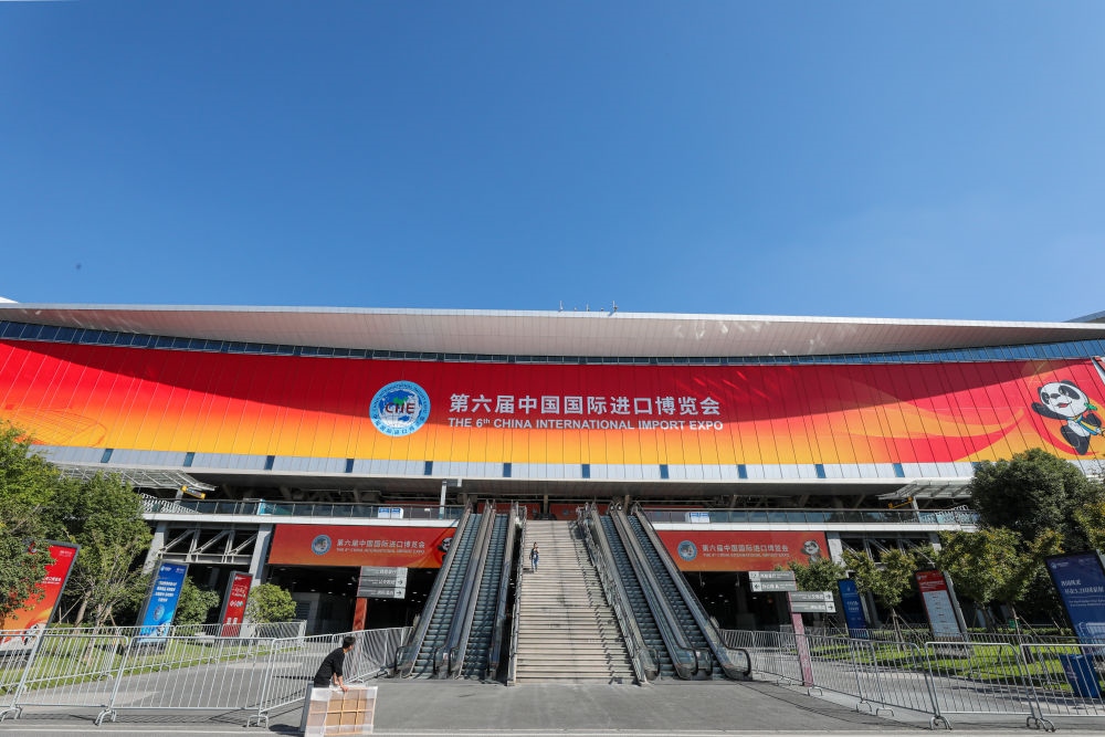 這是第六屆進(jìn)博會(huì)場館國家會(huì)展中心（上海）外景（2023年11月2日攝）。新華社記者 辛夢晨 攝