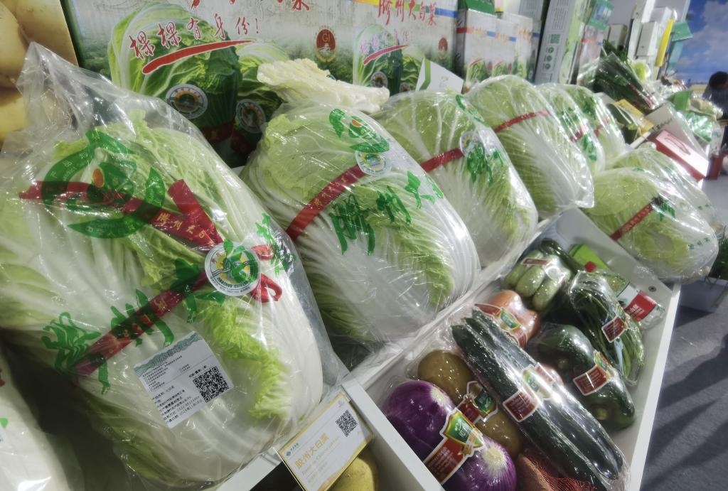 圖為本屆農交會現場展示的膠州大白菜等蔬菜。新華社記者王凱攝