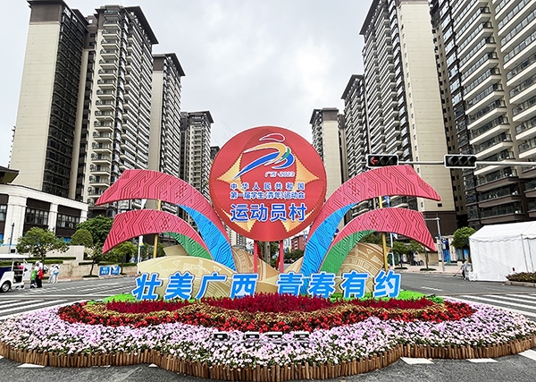 運動員村入口處標(biāo)識標(biāo)牌成為極受歡迎的打卡點。人民網(wǎng)記者 歐興榮攝