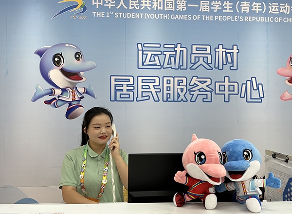 朱珊妮在接聽住宿服務(wù)中心的熱線電話。人民網(wǎng)記者 歐興榮攝