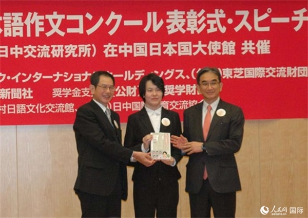 日本駐華大使垂秀夫（右一）、日本僑報(bào)社總編輯段躍中（左一）和趙志琳同學(xué)合影留念。人民網(wǎng)記者 陳建軍攝