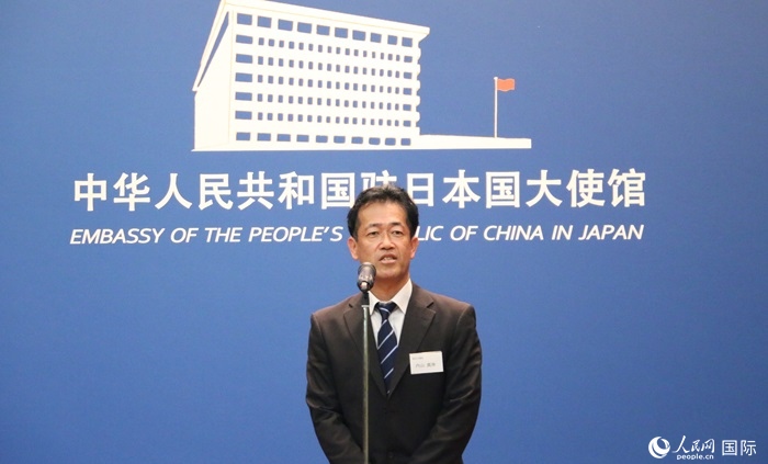 導(dǎo)師代表、東京大學(xué)教授內(nèi)山真伸發(fā)表致辭。人民網(wǎng) 許可攝