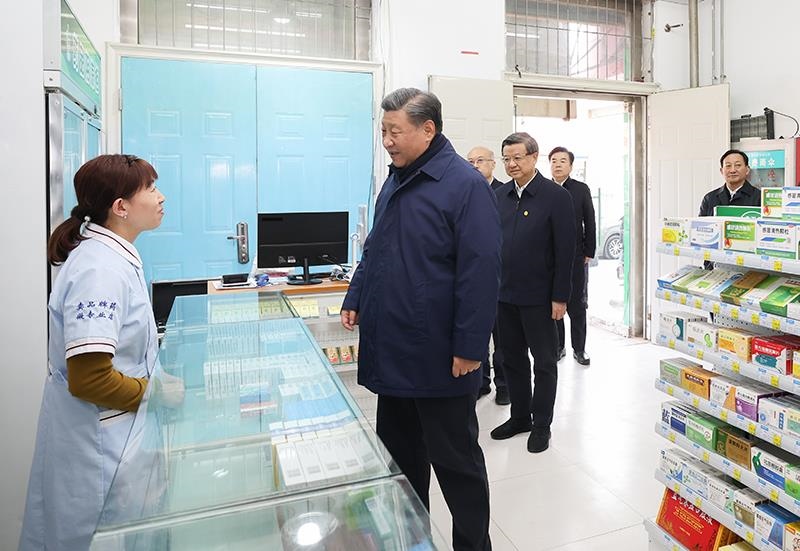 2023年11月10日，習(xí)近平總書記在河北保定涿州市永濟(jì)秀園小區(qū)門口藥店，了解經(jīng)營(yíng)恢復(fù)情況。