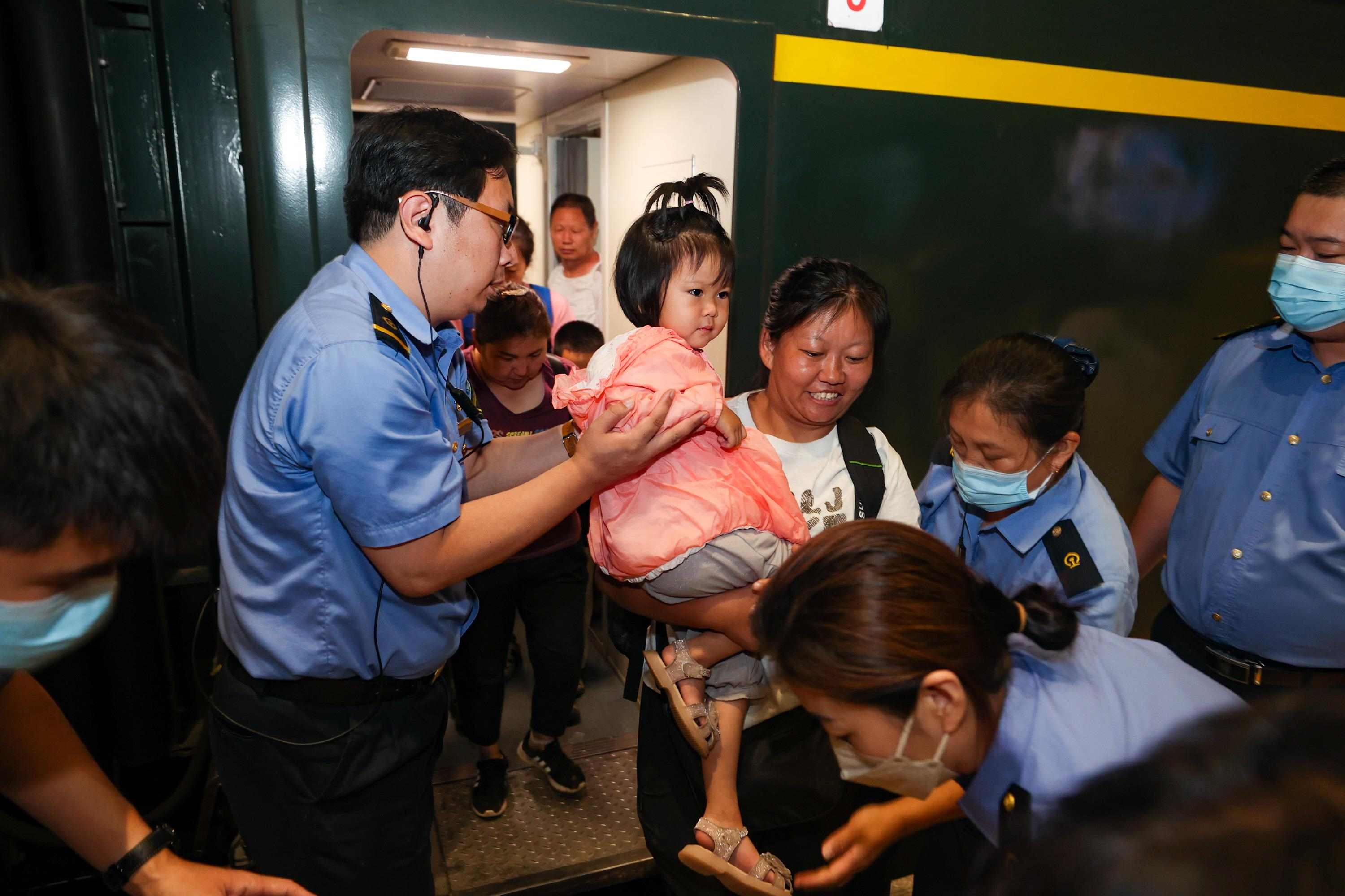 2023年8月2日，因強(qiáng)降雨被困的K396次列車第二批近500名旅客在救援隊(duì)的一路護(hù)送下，徒步五個(gè)小時(shí)抵達(dá)妙峰山鎮(zhèn)水峪嘴村。稍作休整后，他們乘坐臨時(shí)旅客列車前往北京豐臺(tái)站。
