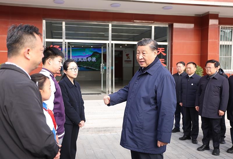 2023年11月10日，習(xí)近平總書記在北京門頭溝妙峰山民族學(xué)校，親切慰問(wèn)因公犧牲烈士家屬。