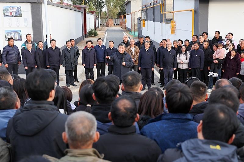 2023年11月10日，習(xí)近平總書記在河北保定涿州市萬(wàn)全莊村考察時(shí)，同村民們親切交流。