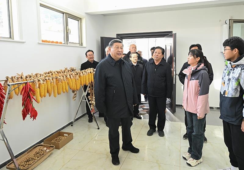 2023年11月10日，習(xí)近平總書記在北京門頭溝妙峰山鎮(zhèn)水峪嘴村村民李盟家看望慰問(wèn)，了解房屋受損、修繕和冬季取暖等情況。