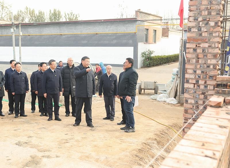 2023年11月10日，習(xí)近平總書記在河北保定涿州市萬(wàn)全莊村房屋重建施工現(xiàn)場(chǎng)考察。