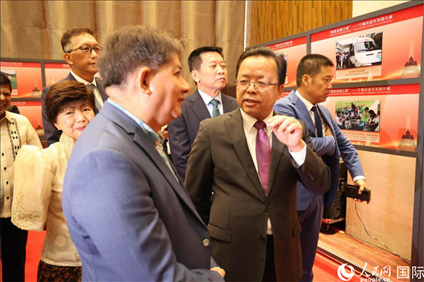 論壇期間配套舉行“‘?dāng)[脫貧困之路’——寧德扶貧開發(fā)圖片展”。人民網(wǎng)記者樊帆 攝