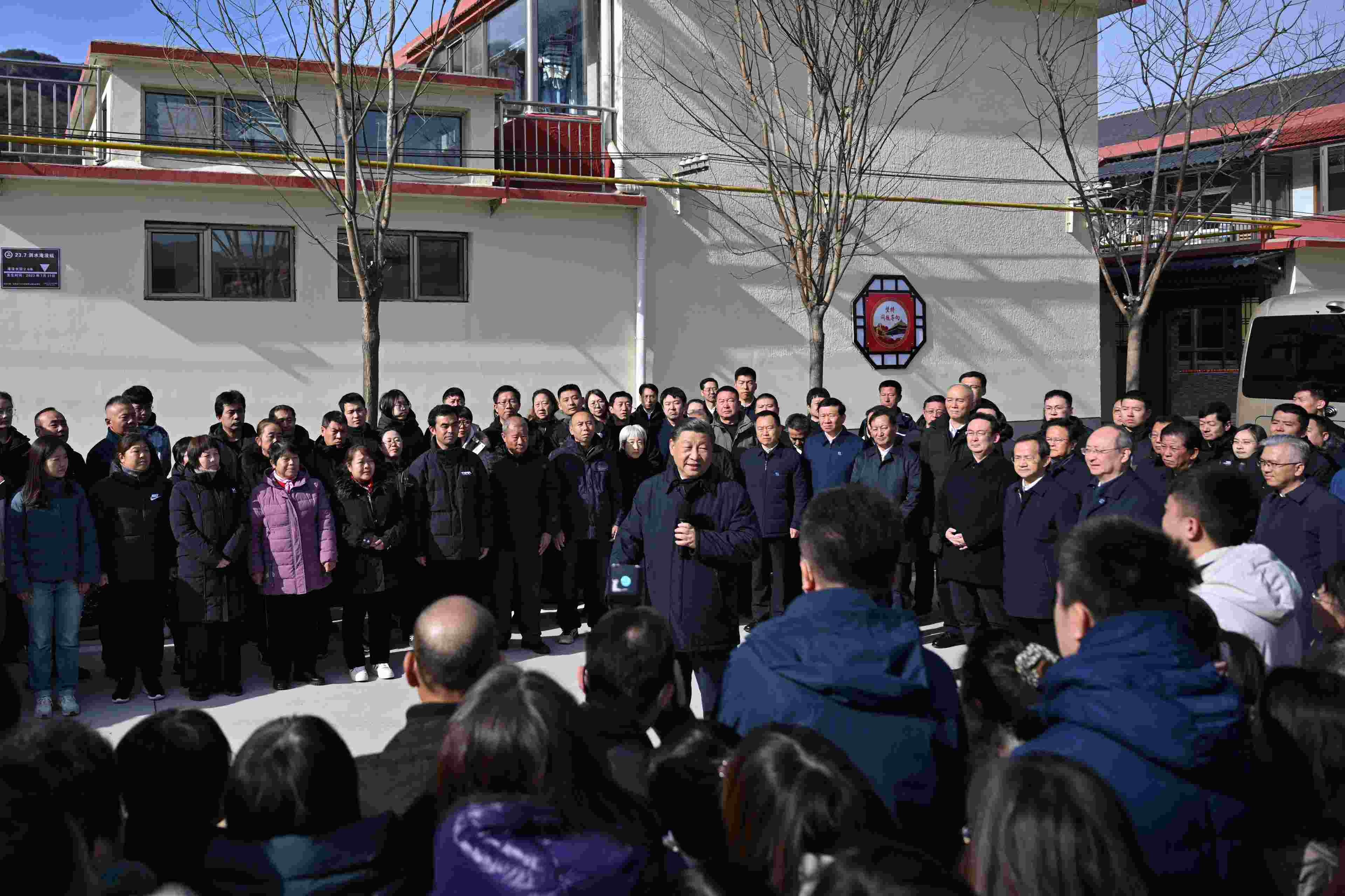 2023年11月10日，習(xí)近平總書記在北京市門頭溝區(qū)妙峰山鎮(zhèn)水峪嘴村考察時(shí)，同當(dāng)?shù)厝罕娪H切交流。